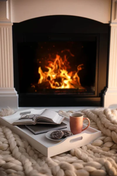 Kopje Koffie Koekjes Boeken Gebreide Deken Buurt Van Open Haard — Stockfoto