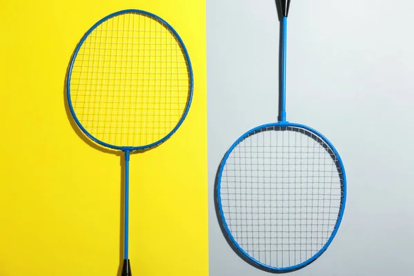 Raquetes Badminton Fundo Cor Flat Lay — Fotografia de Stock