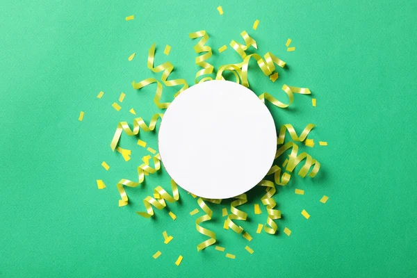 Cartão Branco Serpentinas Amarelas Confetes Sobre Fundo Verde Flat Lay — Fotografia de Stock