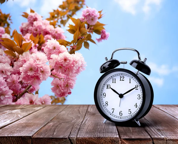 Schwarzer Wecker Auf Holztisch Platz Für Text Sommerzeit Frühling Vorwärts — Stockfoto