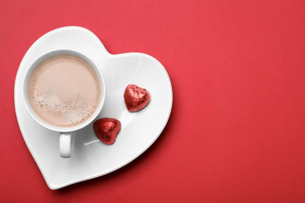 Kopp Kaffe Och Choklad Godis Röd Bakgrund Ovanifrån Med Plats — Stockfoto