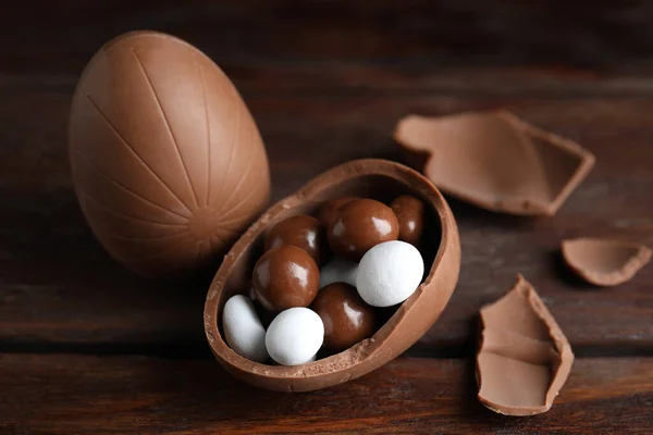 Huevos Enteros Rotos Chocolate Con Caramelos Sobre Mesa Madera —  Fotos de Stock