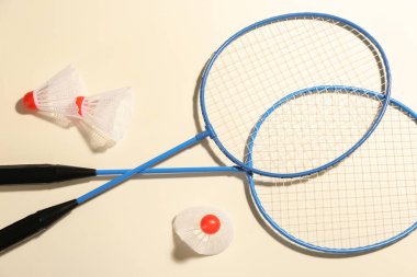 Badminton raketleri ve hafif arka planda mekikleri düz yatıyordu.