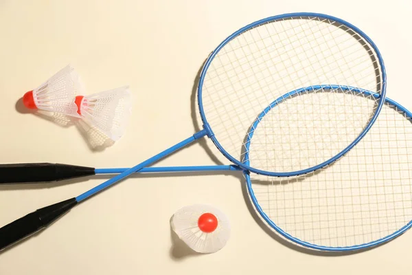 Badminton Rackets Shuttlecocks Lichte Ondergrond Vlak Lay — Stockfoto