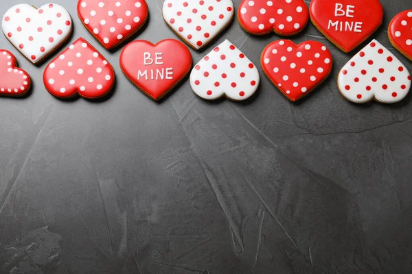 Galletas San Valentín Sobre Mesa Gris Planas Espacio Para Texto —  Fotos de Stock