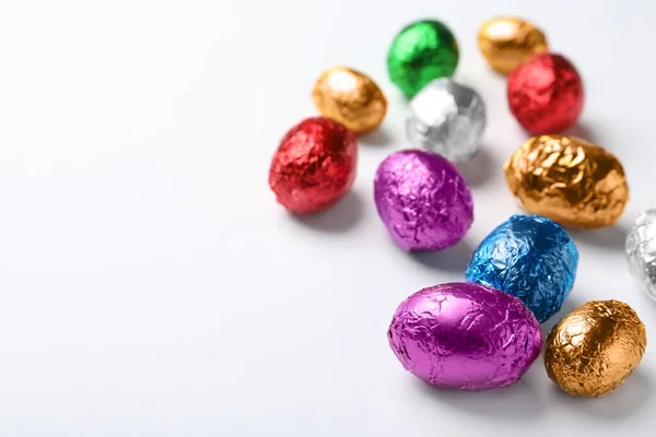 Шоколадные Яйца Завернуты Красочную Фольгу Белом Фоне Пространство Текста — стоковое фото