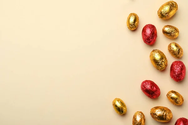 Bej Arka Planda Kırmızı Altın Folyoya Sarılı Çikolatalı Yumurtalar Metin — Stok fotoğraf