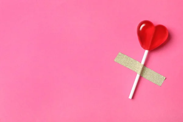 모양의 롤리팝이 분홍색 배경에 위에는 텍스트가 들어갈 수있는 공간이 발렌타인데이 — 스톡 사진