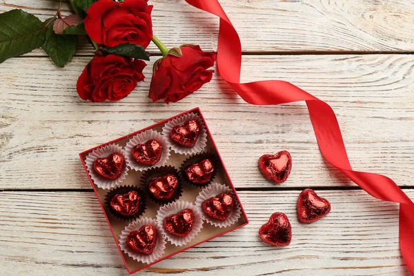 Coração Forma Doces Chocolate Caixa Rosas Fita Vermelha Mesa Madeira — Fotografia de Stock