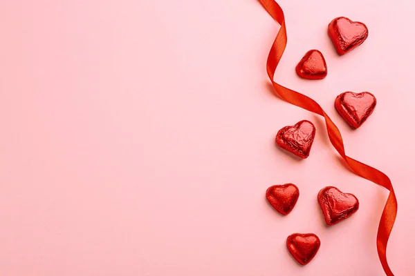 Καρδιά Σχήμα Καραμέλες Σοκολάτα Και Κορδέλα Ροζ Φόντο Επίπεδη Θέσει — Φωτογραφία Αρχείου