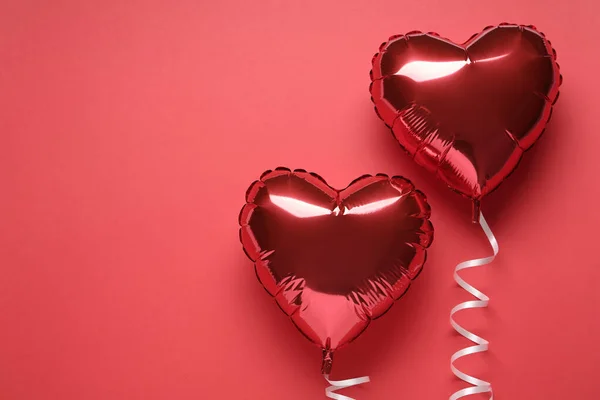 Globos Forma Corazón Sobre Fondo Rojo Plano Con Espacio Para — Foto de Stock