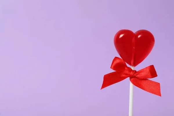 심장은 보라색 배경에 롤리팝 모양을 텍스트를 공간으로 감쌌다 발렌타인데이 — 스톡 사진