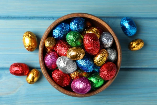 Bol Avec Des Œufs Chocolat Enveloppés Dans Une Feuille Colorée — Photo