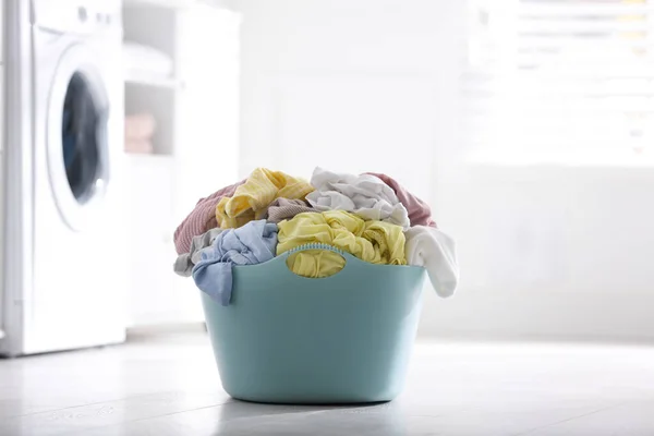 Cesta Azul Claro Com Roupa Suja Chão Dentro Casa — Fotografia de Stock