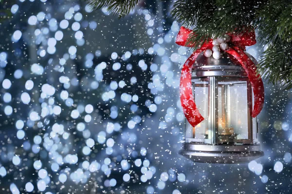 고전적 크리스마스 랜턴에는 배경에 반하는 전나무 가지에 촛불이 매달려 원문을 — 스톡 사진
