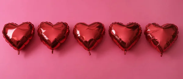 Ballons Rouges Forme Coeur Sur Fond Rose Couché Plat Fête — Photo