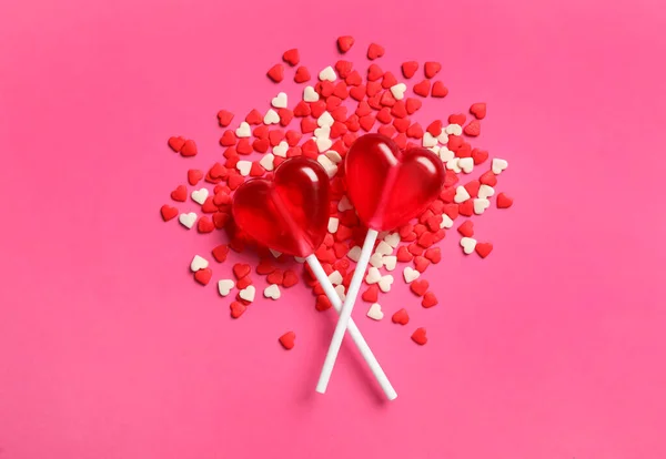 Tatlı Kalp Şeklinde Lolipoplar Pembe Arka Planda Serpiştirilmiş Şekerler Sevgililer — Stok fotoğraf