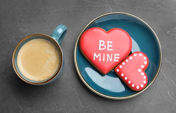 Kahve Kalp Şeklinde Kurabiyeler Gri Masada Düz Yerde Sevgililer Günü — Stok fotoğraf
