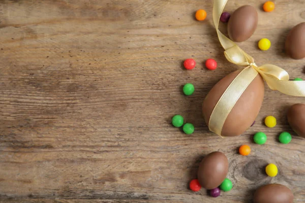 Lezzetli Çikolatalı Yumurtalar Ahşap Masada Renkli Şekerler Düz Yatak Metin — Stok fotoğraf