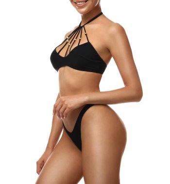 Şık mayo giymiş seksi genç bir kadın. Beyaz, yakın plan bir odada izole edilmiş. Plaj vücut golü