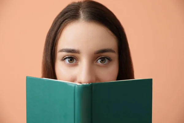 Schöne Junge Frau Liest Buch Auf Korallenhintergrund — Stockfoto