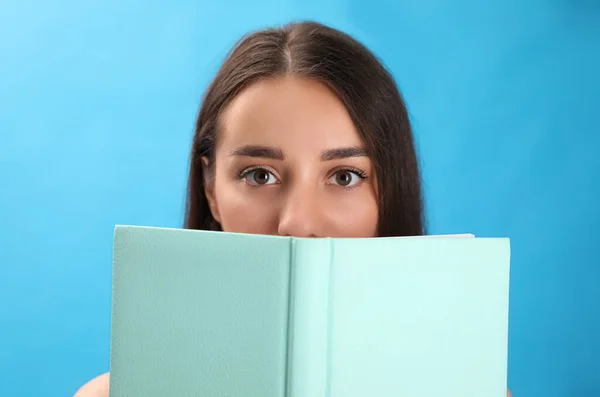 Mulher Bonita Leitura Livro Fundo Azul Claro — Fotografia de Stock