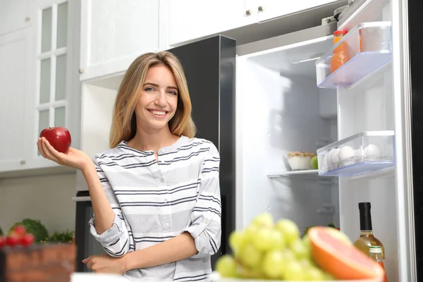 Sağlıklı Abur Cubur Arasında Seçim Yapma Kavramı Mutfakta Buzdolabının Yanında — Stok fotoğraf