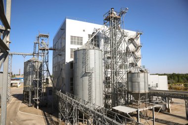 Mısır gevreği depolamak için modern tahıl ambarlarının manzarası