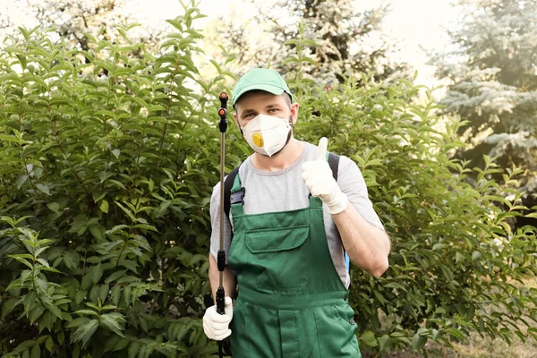 Arbeiter Mit Insektizidsprüher Der Nähe Von Grünem Busch Freien Schädlingsbekämpfung — Stockfoto