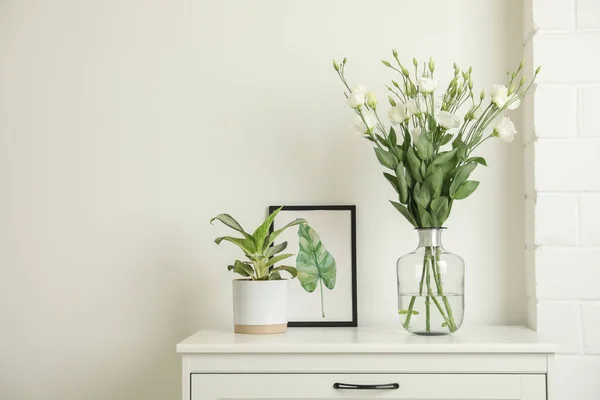 Vas Dekoratif Dengan Bunga Dan Tanaman Rumah Dalam Ruangan — Stok Foto
