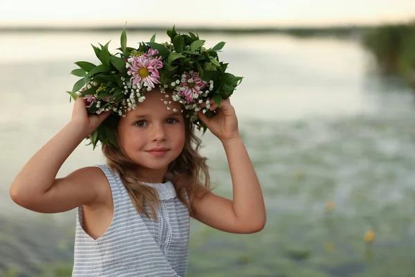 Roztomilé Holčička Nosí Věnec Krásných Květin Blízkosti Řeky — Stock fotografie