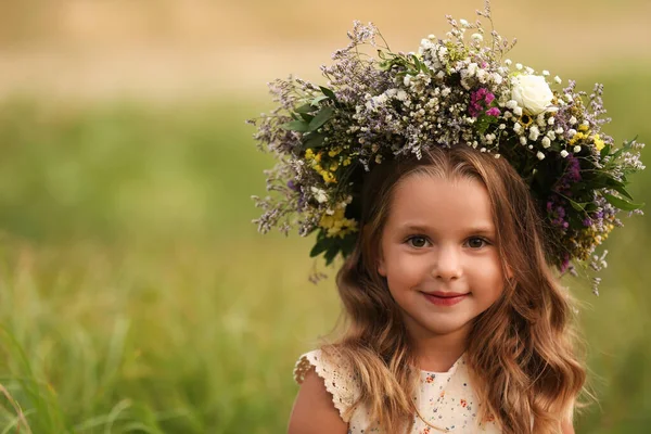 Menina Bonito Vestindo Grinalda Feita Flores Bonitas Campo — Fotografia de Stock