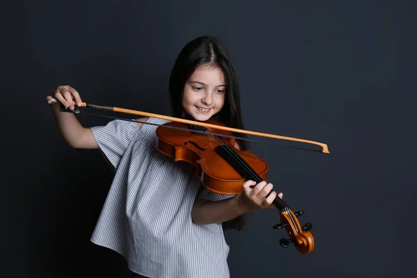 在黑色背景下拉小提琴的少女 — 图库照片