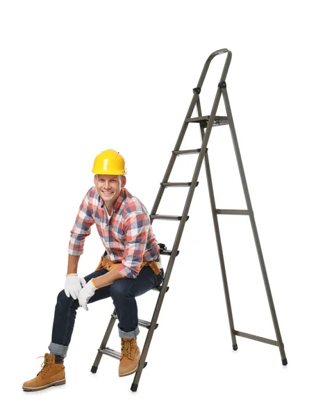 专业的建设者坐在白色背景的梯子上 — 图库照片