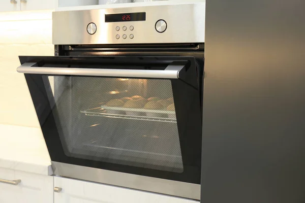 Bakpan Met Cupcakes Moderne Oven — Stockfoto