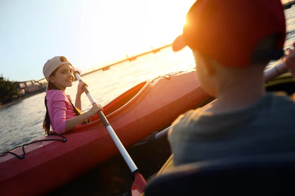 Kinder Paddeln Bei Sonnenuntergang Auf Dem Fluss Aktivitäten Sommerlager — Stockfoto