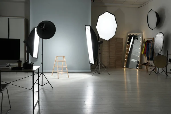 Interno Moderno Studio Fotografico Con Attrezzature Professionali — Foto Stock