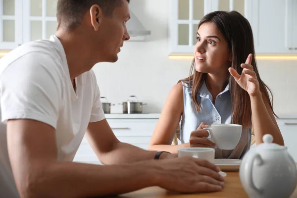 Mann Und Frau Beim Teetrinken Tisch Der Küche — Stockfoto