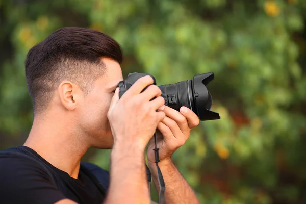 Fotógrafo Tomando Fotos Con Cámara Profesional Campo —  Fotos de Stock