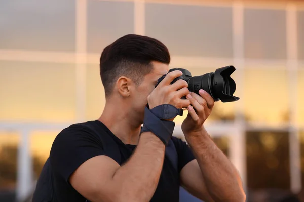 Fotograf Fotografiert Mit Professioneller Kamera Auf Der Stadtstraße Bei Sonnenuntergang — Stockfoto