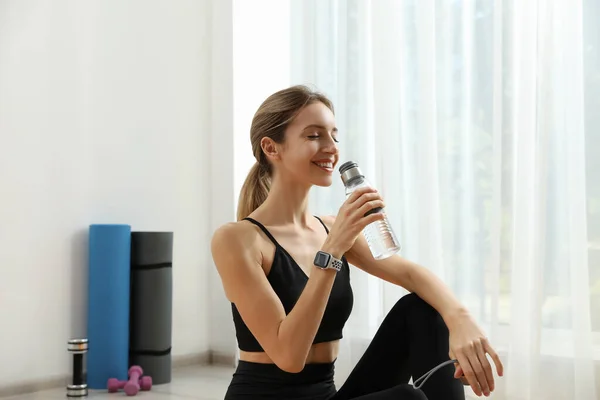 Jonge Vrouw Met Moderne Smart Watch Drinkwater Binnen — Stockfoto