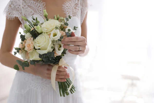 Fiatal Menyasszony Gyönyörű Esküvői Csokorral Szobában Közelről Szöveg Helye — Stock Fotó