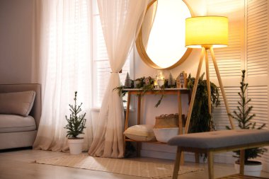 Ayna ve duvarın yanındaki ahşap konsol masalı şık bir oda.