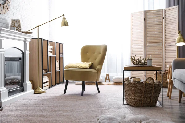 Odun Modern Mobilyalar Aydınlık Oturma Odasında — Stok fotoğraf
