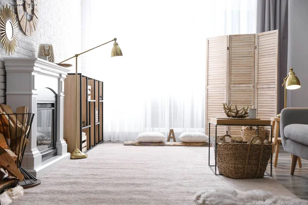 Kaminholz Und Moderne Möbel Hellen Wohnzimmer — Stockfoto