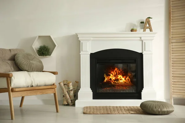 暖炉と薪のバスケットと明るいリビングルームのインテリア — ストック写真