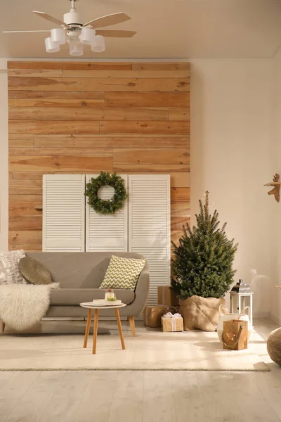 Quarto Espaçoso Com Pequena Árvore Natal Grinalda Design Interiores — Fotografia de Stock