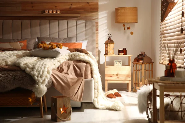 Уютный Интерьер Спальни Вязаным Одеялом Подушками — стоковое фото