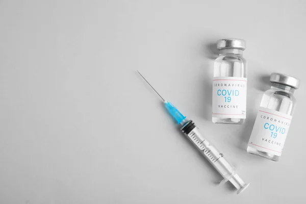 Vials Coronavirus Vaccine Syringe Light Background Flat Lay Space Text — Stock Photo, Image