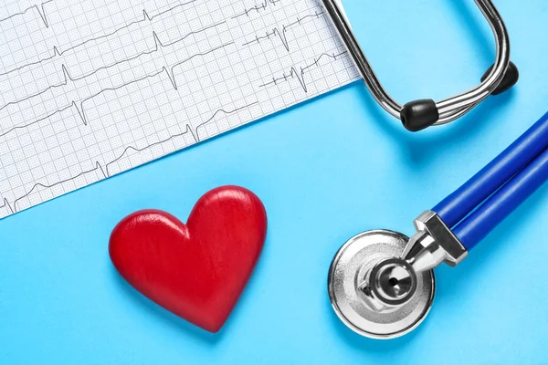 Informe Del Cardiograma Corazón Rojo Madera Estetoscopio Sobre Fondo Azul — Foto de Stock
